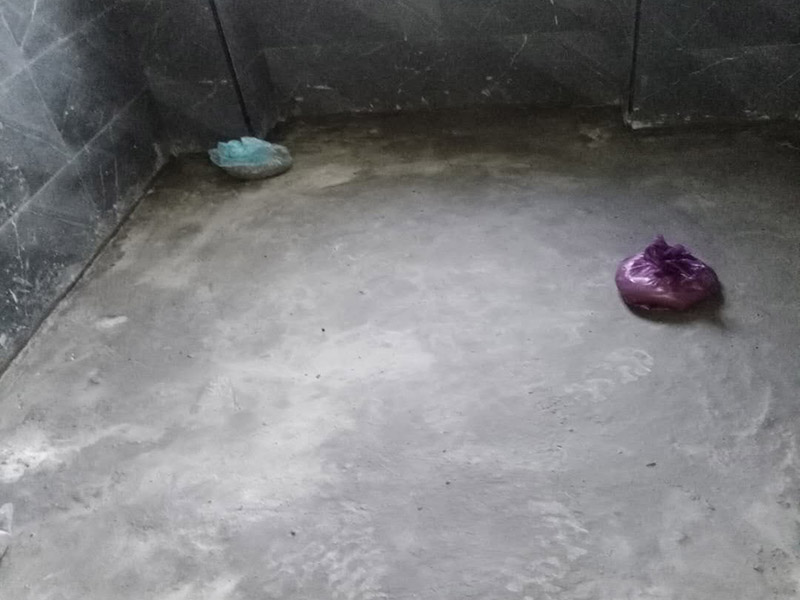 衛(wèi)生間防水測試：1.利用水泥砂漿水泥砂漿或豆石混凝土鋪平坡度。訣竅是：地漏附近坡度大，門口附近坡度小。 2.利用管根密封膏封嚴管線，管線要穿透樓板根部。刷防水涂料時可以貼1-2層玻璃絲布加強防水性。 3.墻壁表面打磨成干凈平光沒有顆?；覊m，墻壁與地面的交接區(qū)域注意原角和坡角的設(shè)置。 .聚氨酯防水涂膜由管根和墻角處開始進行涂抹，在常溫下經(jīng)過4小時放干后，再大面積涂抹和刮刷。注意涂料總厚度大于1. 5毫米，不能有漏刮和鼓泡的不良現(xiàn)象。24小時后立面涂刷下一層，之后再以垂直的方向進行二次涂刷。最后涂膜半固化，拋甩粗砂粒方便與水泥砂漿融合。 5.防水層的設(shè)置與具體區(qū)域有關(guān)。防水地面的防水層應(yīng)高出地面200寬，地面防水層應(yīng)超出衛(wèi)生間門口以外300寬。而又淋浴的衛(wèi)生間墻面防水層則應(yīng)設(shè)置為高出地面1800寬。 6.展開閉水實驗的時候，先完成防水工作再利用包立管方法。之后再局部進行防水。閉水試驗也可為了避免破壞地面防水層而免做。