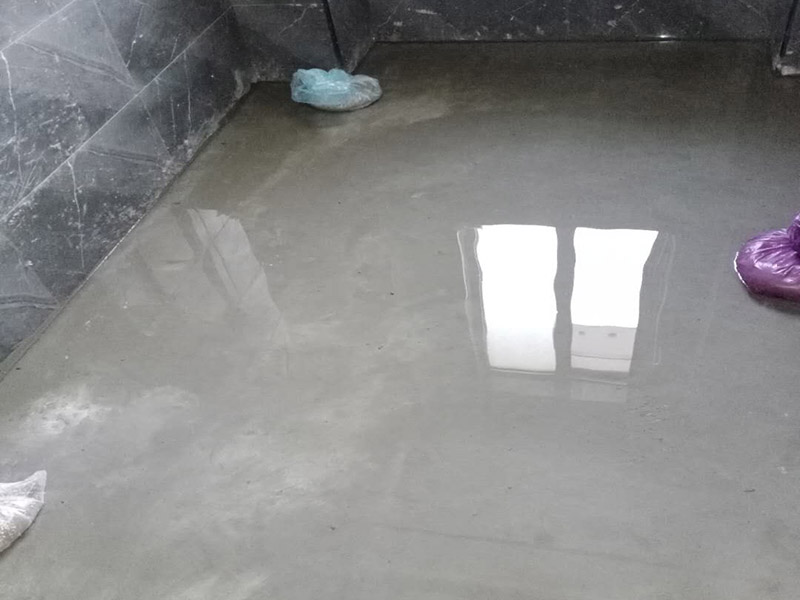 衛(wèi)生間防水測試：1.利用水泥砂漿水泥砂漿或豆石混凝土鋪平坡度。訣竅是：地漏附近坡度大，門口附近坡度小。 2.利用管根密封膏封嚴管線，管線要穿透樓板根部。刷防水涂料時可以貼1-2層玻璃絲布加強防水性。 3.墻壁表面打磨成干凈平光沒有顆粒灰塵，墻壁與地面的交接區(qū)域注意原角和坡角的設(shè)置。 .聚氨酯防水涂膜由管根和墻角處開始進行涂抹，在常溫下經(jīng)過4小時放干后，再大面積涂抹和刮刷。注意涂料總厚度大于1. 5毫米，不能有漏刮和鼓泡的不良現(xiàn)象。24小時后立面涂刷下一層，之后再以垂直的方向進行二次涂刷。最后涂膜半固化，拋甩粗砂粒方便與水泥砂漿融合。 5.防水層的設(shè)置與具體區(qū)域有關(guān)。防水地面的防水層應(yīng)高出地面200寬，地面防水層應(yīng)超出衛(wèi)生間門口以外300寬。而又淋浴的衛(wèi)生間墻面防水層則應(yīng)設(shè)置為高出地面1800寬。 6.展開閉水實驗的時候，先完成防水工作再利用包立管方法。之后再局部進行防水。閉水試驗也可為了避免破壞地面防水層而免做。