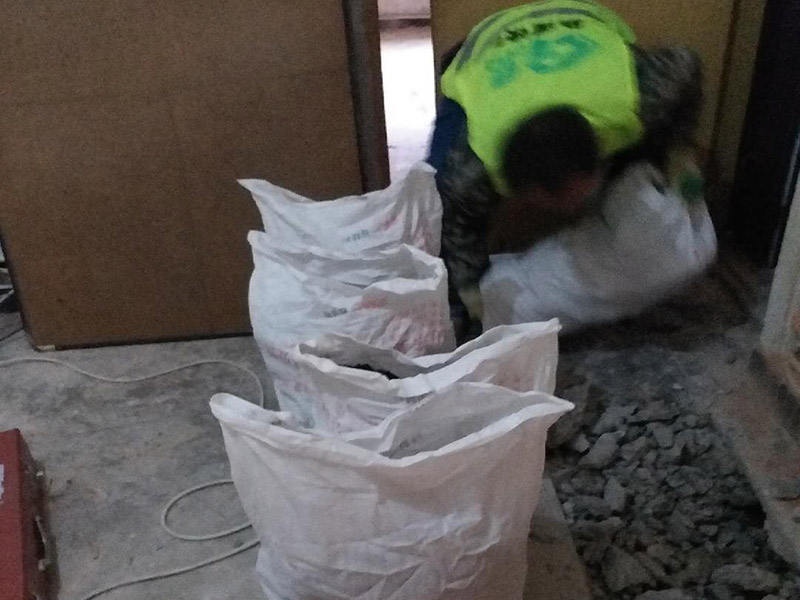 地面開槽建渣處理:1、開槽過程中，不允許出現在承重墻面橫向開槽大于100cm的現象，因為橫向開槽將破壞整樓的承重，使得抗震能力降低而且墻面容易開裂。如果是保溫墻的話，開很長的橫槽有可能會導致開槽上部的保溫層整體脫落。墻面開槽一般都應該是豎向垂直開槽。 　　2、預埋直徑1.6cm的線管墻體開槽的深度不得小于3cm，這樣封槽后刮膩子就不出現墻面不平整的現象了，也避免時間長了因封槽太淺導致墻漆開裂。 　　3、開槽過程中如遇線管90°彎時，應擴大開槽的位置，使線管能呈現出兩個45°彎，以便于施工過程中穿線和日后檢修。 　　4、線槽和線槽的距離不能小于100mm，同一條線槽內布線管數不建議超過6根。 　　5、天花吊燈位移位時，樓板頂面的開槽一定要注意鋼筋位置，打槽的深度約10mm，便于穿黃臘管后并綁膠布布線，嚴禁裸線布設。