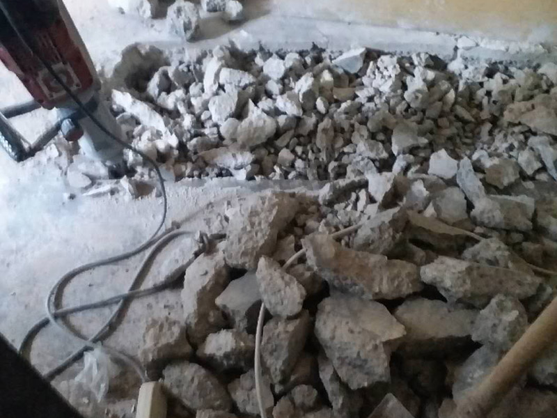 地面開槽建渣處理:1、開槽過程中，不允許出現在承重墻面橫向開槽大于100cm的現象，因為橫向開槽將破壞整樓的承重，使得抗震能力降低而且墻面容易開裂。如果是保溫墻的話，開很長的橫槽有可能會導致開槽上部的保溫層整體脫落。墻面開槽一般都應該是豎向垂直開槽。 　　2、預埋直徑1.6cm的線管墻體開槽的深度不得小于3cm，這樣封槽后刮膩子就不出現墻面不平整的現象了，也避免時間長了因封槽太淺導致墻漆開裂。 　　3、開槽過程中如遇線管90°彎時，應擴大開槽的位置，使線管能呈現出兩個45°彎，以便于施工過程中穿線和日后檢修。 　　4、線槽和線槽的距離不能小于100mm，同一條線槽內布線管數不建議超過6根。 　　5、天花吊燈位移位時，樓板頂面的開槽一定要注意鋼筋位置，打槽的深度約10mm，便于穿黃臘管后并綁膠布布線，嚴禁裸線布設。