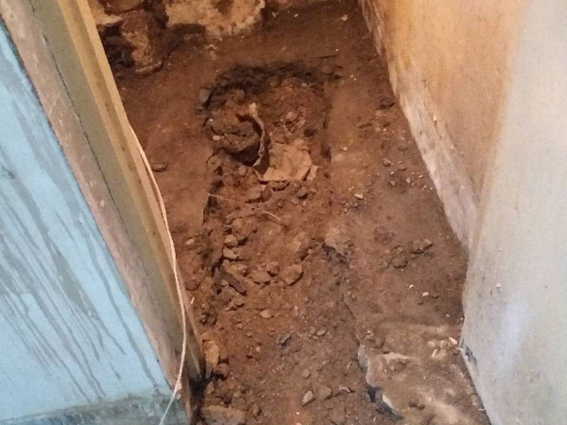 地面開槽建渣處理:1、開槽過程中，不允許出現在承重墻面橫向開槽大于100cm的現象，因為橫向開槽將破壞整樓的承重，使得抗震能力降低而且墻面容易開裂。如果是保溫墻的話，開很長的橫槽有可能會導致開槽上部的保溫層整體脫落。墻面開槽一般都應該是豎向垂直開槽。 　　2、預埋直徑1.6cm的線管墻體開槽的深度不得小于3cm，這樣封槽后刮膩子就不出現墻面不平整的現象了，也避免時間長了因封槽太淺導致墻漆開裂。 　　3、開槽過程中如遇線管90°彎時，應擴大開槽的位置，使線管能呈現出兩個45°彎，以便于施工過程中穿線和日后檢修。 　　4、線槽和線槽的距離不能小于100mm，同一條線槽內布線管數不建議超過6根。 　　5、天花吊燈位移位時，樓板頂面的開槽一定要注意鋼筋位置，打槽的深度約10mm，便于穿黃臘管后并綁膠布布線，嚴禁裸線布設。