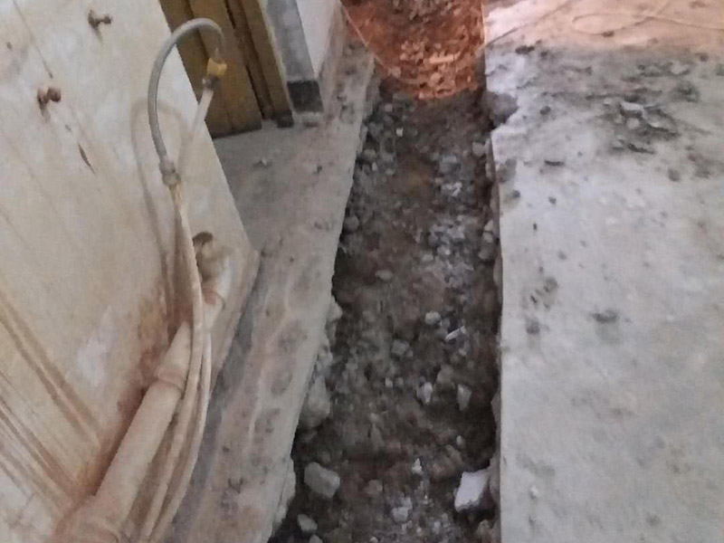 地面開槽建渣處理:1、開槽過程中，不允許出現在承重墻面橫向開槽大于100cm的現象，因為橫向開槽將破壞整樓的承重，使得抗震能力降低而且墻面容易開裂。如果是保溫墻的話，開很長的橫槽有可能會導致開槽上部的保溫層整體脫落。墻面開槽一般都應該是豎向垂直開槽。 　　2、預埋直徑1.6cm的線管墻體開槽的深度不得小于3cm，這樣封槽后刮膩子就不出現墻面不平整的現象了，也避免時間長了因封槽太淺導致墻漆開裂。 　　3、開槽過程中如遇線管90°彎時，應擴大開槽的位置，使線管能呈現出兩個45°彎，以便于施工過程中穿線和日后檢修。 　　4、線槽和線槽的距離不能小于100mm，同一條線槽內布線管數不建議超過6根。 　　5、天花吊燈位移位時，樓板頂面的開槽一定要注意鋼筋位置，打槽的深度約10mm，便于穿黃臘管后并綁膠布布線，嚴禁裸線布設。
