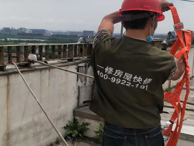 高空外墻防水：(1)窗框與墻體接縫防水密封，先后采用泡沫填縫劑和密封材料進行施工。泡沫填縫劑為單組份聚氨酯發(fā)泡填縫材料。密封材料為單組份密封填充防水密封膠。 (2)外墻預留伸縮縫防水密封，采用單組份密封填充防水密封膠 (3)外墻面洞和較大裂縫防水密封前用噴水槍等工具將待治理的外墻面、伸縮縫、窗框等部位清理干凈，使施工的外墻面及縫、孔、洞部位達到無油、無塵土、無水泥松散顆粒等雜物。   待其干燥后，將孔、洞、縫用防水密封材料嵌填密實，并達到與原顏色一致，再用快速堵漏靈和透明防水膠膜進行精心施工。
