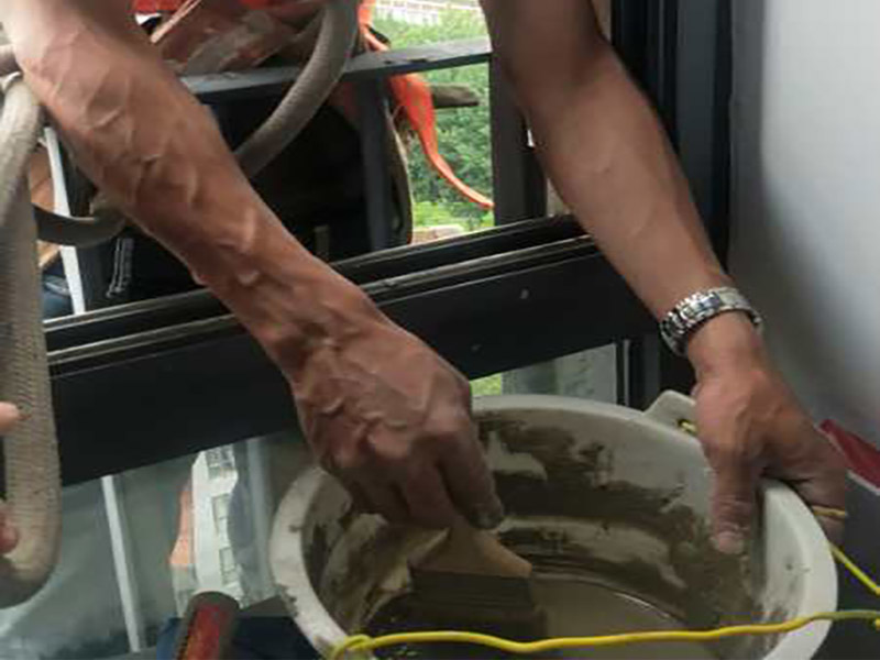 高空外墻防水：(1)窗框與墻體接縫防水密封，先后采用泡沫填縫劑和密封材料進行施工。泡沫填縫劑為單組份聚氨酯發(fā)泡填縫材料。密封材料為單組份密封填充防水密封膠。 (2)外墻預留伸縮縫防水密封，采用單組份密封填充防水密封膠 (3)外墻面洞和較大裂縫防水密封前用噴水槍等工具將待治理的外墻面、伸縮縫、窗框等部位清理干凈，使施工的外墻面及縫、孔、洞部位達到無油、無塵土、無水泥松散顆粒等雜物。   待其干燥后，將孔、洞、縫用防水密封材料嵌填密實，并達到與原顏色一致，再用快速堵漏靈和透明防水膠膜進行精心施工。
