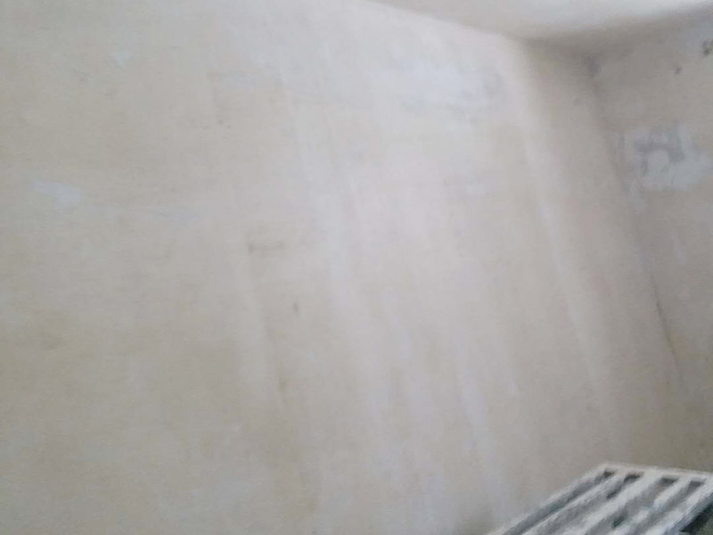 墻面清理翻新：墻面在進(jìn)行刷漆的時(shí)候，把之前粘貼在墻面上的壁紙給拆下，否則壁紙蓋住的地方就會(huì)看不到。用批土刀來(lái)修整墻體的表面，有的墻面會(huì)出現(xiàn)污漬、開(kāi)裂、起泡等現(xiàn)象，都要及時(shí)做處理。底漆一般不用特別來(lái)處理的墻面，如果是問(wèn)題的墻面，那么就要針對(duì)相應(yīng)的墻面問(wèn)題來(lái)選擇專(zhuān)治問(wèn)題的底漆。墻面涂刷的時(shí)候應(yīng)該先從頂部開(kāi)始再往下刷，否則會(huì)造成油漆滴落弄花已完成的墻面。
