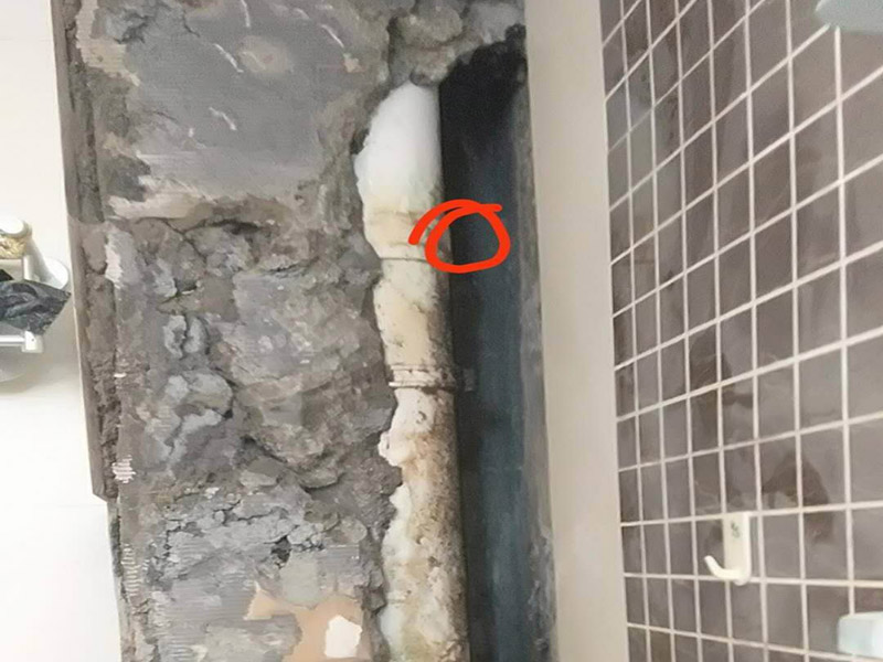 衛(wèi)生間管道維修：在沒有加壓條件下的簡單測試方法，但不完全可行。 關(guān)閉水管總閥。(即水表前面的水管開關(guān)) 打開房間里面的水龍頭20分鐘，確保沒水再滴后關(guān)閉所有的水龍頭。 關(guān)閉馬桶水箱和洗衣機(jī)等具有蓄水功能的設(shè)備進(jìn)水開關(guān)。 打開水管總閥。 打開總閥后20分鐘查看水表是否走動，包括緩慢的走動。如果有走動，即為漏水了。如果沒有走動，可能沒事。(如果水表有問題或水管微滲，有可能難以確定。)所以建議施工完一定要進(jìn)行水壓測試實驗，一般打壓8公斤，時間20-30分鐘。