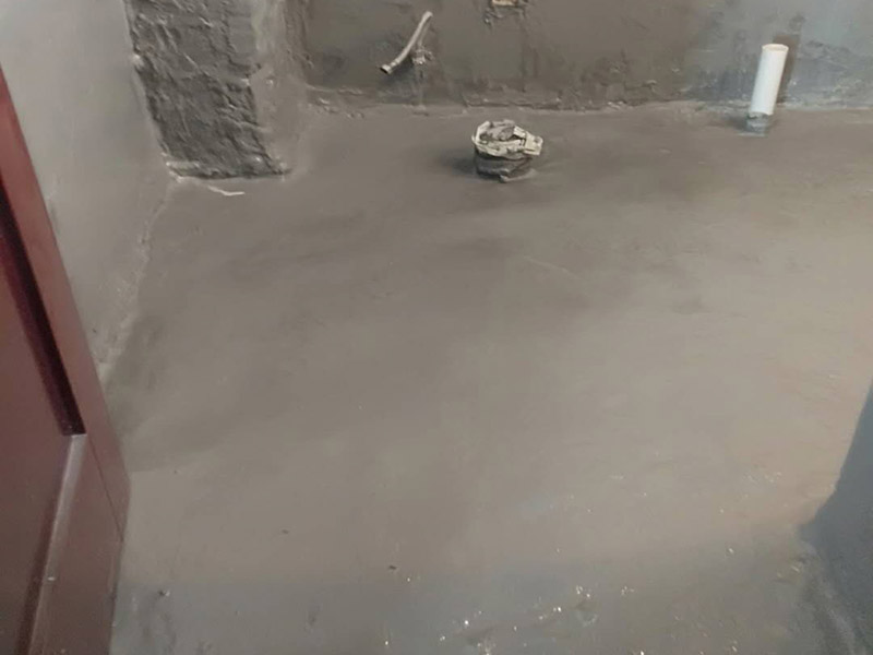 衛(wèi)生間管道維修：在沒有加壓條件下的簡單測試方法，但不完全可行。 關(guān)閉水管總閥。(即水表前面的水管開關(guān)) 打開房間里面的水龍頭20分鐘，確保沒水再滴后關(guān)閉所有的水龍頭。 關(guān)閉馬桶水箱和洗衣機(jī)等具有蓄水功能的設(shè)備進(jìn)水開關(guān)。 打開水管總閥。 打開總閥后20分鐘查看水表是否走動，包括緩慢的走動。如果有走動，即為漏水了。如果沒有走動，可能沒事。(如果水表有問題或水管微滲，有可能難以確定。)所以建議施工完一定要進(jìn)行水壓測試實驗，一般打壓8公斤，時間20-30分鐘。