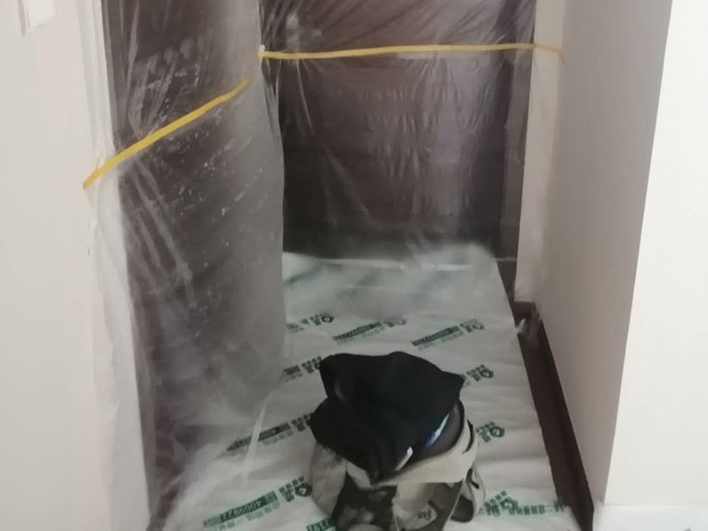 衛(wèi)生間管道維修：在沒有加壓條件下的簡單測試方法，但不完全可行。 關(guān)閉水管總閥。(即水表前面的水管開關(guān)) 打開房間里面的水龍頭20分鐘，確保沒水再滴后關(guān)閉所有的水龍頭。 關(guān)閉馬桶水箱和洗衣機(jī)等具有蓄水功能的設(shè)備進(jìn)水開關(guān)。 打開水管總閥。 打開總閥后20分鐘查看水表是否走動，包括緩慢的走動。如果有走動，即為漏水了。如果沒有走動，可能沒事。(如果水表有問題或水管微滲，有可能難以確定。)所以建議施工完一定要進(jìn)行水壓測試實驗，一般打壓8公斤，時間20-30分鐘。
