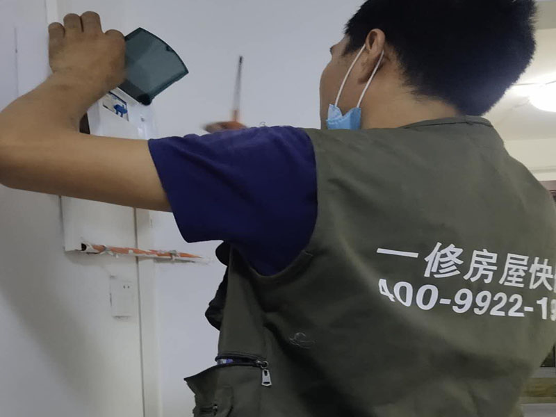 插座開關(guān)明裝布線:首先我們要認(rèn)識(shí)插座的明裝和暗裝，明裝的是安裝底盒在墻體表面暴露出來的，暗裝的是把安裝底盒裝在墻體內(nèi)，表面看不露出部分。根椐底合上的四個(gè)固定孔位，在需要安裝的墻面上做好標(biāo)記，選擇螺絲相同大小的沖擊鉆頭用沖擊鉆在墻上打孔。在孔里打入膨脹螺絲。確定能夠把自攻螺絲牢固的抓住。 用四個(gè)自攻螺絲把底盒固定到墻上。