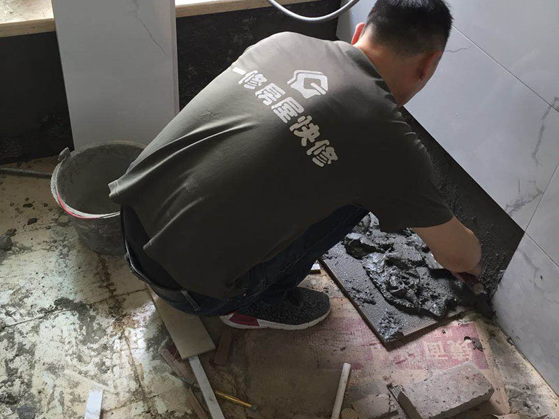 墻面瓷磚局部更換:1、先檢查需要更bai換的瓷磚周?chē)拇纱u是否存在空鼓脫du層、是否有暗埋的水電暖管線(xiàn)，如果存在空鼓脫層，建議和開(kāi)裂的瓷磚一起進(jìn)行鏟除更換，如果需要更換的瓷磚底下有暗埋的水電管管線(xiàn)，在砸磚的時(shí)候應(yīng)避開(kāi)該區(qū)域。 2、將需要更換的瓷磚與周?chē)拇纱u接縫處的填縫劑采用鏟刀或壁紙刀刮除干凈； 　　3、采用切割機(jī)沿需要更換的瓷磚的對(duì)角線(xiàn)進(jìn)行切割，注意不要到瓷磚的四個(gè)角（離角10公分左右），然后用錘子從瓷磚的中間砸開(kāi)，然后用錘子和撬杠逐步從瓷磚的中心部位往四周敲砸瓷磚，直至需要更換的瓷磚全部取下。切割及砸磚的時(shí)，需要注意好力度，防止過(guò)猛對(duì)其他的部位造成損傷。 　　4、將基層部位松動(dòng)的水泥砂漿渣土清理干凈，如屬于有防水要求的墻面，對(duì)該部位涂刷堵漏靈，然后再進(jìn)行瓷磚的補(bǔ)貼工作。