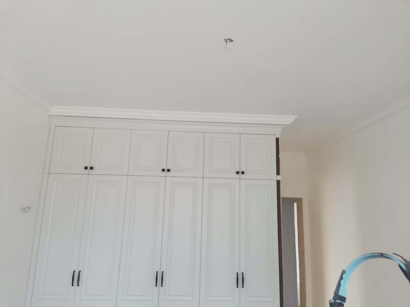全屋墻面翻新：舊墻的基本處理包括清理舊墻面原有的乳膠漆和膩子層的鏟除、木裝修、其他表面裝飾物（如壁紙）的拆除，如果只是裝修了一兩年的墻面，墻面的膩子可以不用鏟除，用鋼刷和砂紙打磨墻面后就可以重新涂刷乳膠漆，如果裝修時間較長的就需要將膩子層鏟除后再進行后續(xù)工序。切記舊墻面一定要進行處理，不能直接涂刷，粉化嚴重的墻面要鏟除后，抹上一層白水泥，再進行涂刷。 墻面涂刷底漆的作用是抗堿防潮、封固基材、保護面漆，提高面漆的質感和遮蓋力。如果沒有刷底漆就直接上面漆的話，時間一長墻面就容易起泡、發(fā)霉，經陽光長時間照射也會發(fā)生墻面變色的情況。 在墻面修補時，我們要盡量避免色差，因此要注意按照油漆桶的配比、涂刷，最好估算好用量。一次準備好足夠的量，這樣才能保證墻面顏色的一致，也能避免用量不足重新調配出的顏色有差異。
