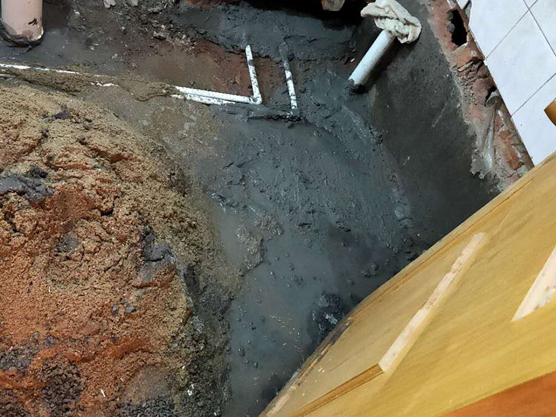 衛(wèi)生間防水找平：在進(jìn)行防水處理之前，一定先找平地面du。找平層施工方法：基面有空隙、裂縫、不平等缺陷的，用水泥砂漿修補(bǔ)抹平。使基面必須堅(jiān)固、平整、干凈、無(wú)灰塵、油膩、蠟、脫模劑等以及其他碎屑物質(zhì)。找平層干燥后方可進(jìn)行防水層施工，施工期間應(yīng)防火、防水。防水層完成后，要進(jìn)行成品保護(hù)，不得上人走動(dòng)。