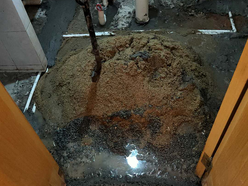 衛(wèi)生間防水找平：在進(jìn)行防水處理之前，一定先找平地面du。找平層施工方法：基面有空隙、裂縫、不平等缺陷的，用水泥砂漿修補(bǔ)抹平。使基面必須堅(jiān)固、平整、干凈、無(wú)灰塵、油膩、蠟、脫模劑等以及其他碎屑物質(zhì)。找平層干燥后方可進(jìn)行防水層施工，施工期間應(yīng)防火、防水。防水層完成后，要進(jìn)行成品保護(hù)，不得上人走動(dòng)。