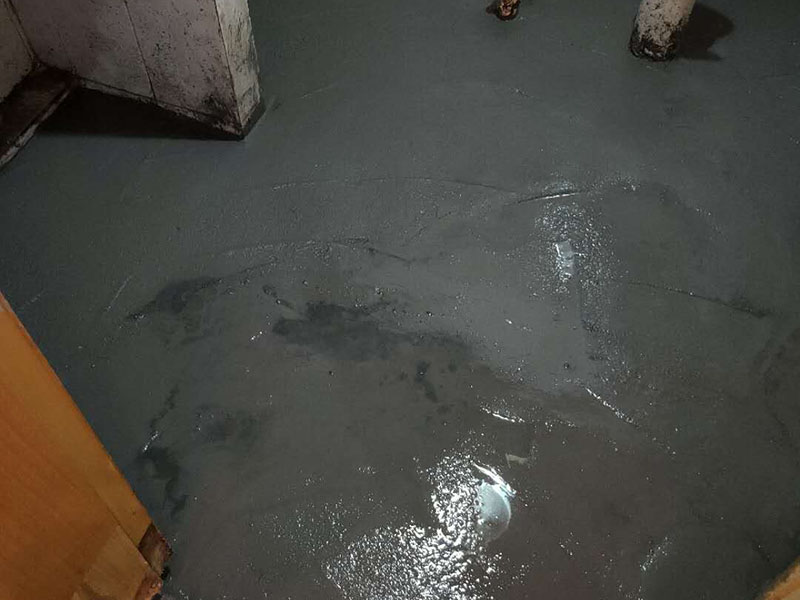 衛(wèi)生間防水找平：在進(jìn)行防水處理之前，一定先找平地面du。找平層施工方法：基面有空隙、裂縫、不平等缺陷的，用水泥砂漿修補(bǔ)抹平。使基面必須堅(jiān)固、平整、干凈、無(wú)灰塵、油膩、蠟、脫模劑等以及其他碎屑物質(zhì)。找平層干燥后方可進(jìn)行防水層施工，施工期間應(yīng)防火、防水。防水層完成后，要進(jìn)行成品保護(hù)，不得上人走動(dòng)。