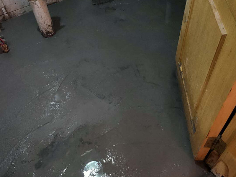 衛(wèi)生間防水找平：在進(jìn)行防水處理之前，一定先找平地面du。找平層施工方法：基面有空隙、裂縫、不平等缺陷的，用水泥砂漿修補(bǔ)抹平。使基面必須堅(jiān)固、平整、干凈、無(wú)灰塵、油膩、蠟、脫模劑等以及其他碎屑物質(zhì)。找平層干燥后方可進(jìn)行防水層施工，施工期間應(yīng)防火、防水。防水層完成后，要進(jìn)行成品保護(hù)，不得上人走動(dòng)。