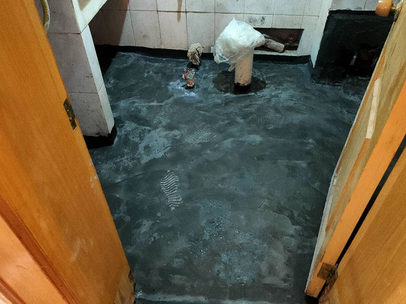 衛(wèi)生間防水找平：在進(jìn)行防水處理之前，一定先找平地面du。找平層施工方法：基面有空隙、裂縫、不平等缺陷的，用水泥砂漿修補(bǔ)抹平。使基面必須堅(jiān)固、平整、干凈、無(wú)灰塵、油膩、蠟、脫模劑等以及其他碎屑物質(zhì)。找平層干燥后方可進(jìn)行防水層施工，施工期間應(yīng)防火、防水。防水層完成后，要進(jìn)行成品保護(hù)，不得上人走動(dòng)。