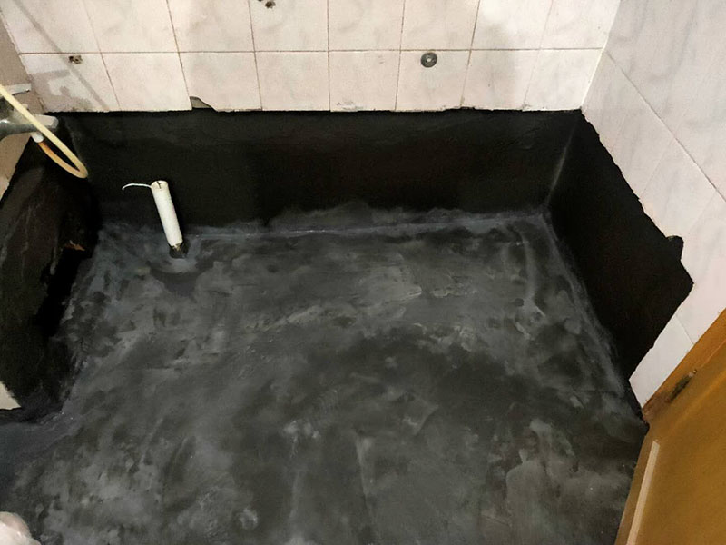 衛(wèi)生間防水找平：在進(jìn)行防水處理之前，一定先找平地面du。找平層施工方法：基面有空隙、裂縫、不平等缺陷的，用水泥砂漿修補(bǔ)抹平。使基面必須堅(jiān)固、平整、干凈、無(wú)灰塵、油膩、蠟、脫模劑等以及其他碎屑物質(zhì)。找平層干燥后方可進(jìn)行防水層施工，施工期間應(yīng)防火、防水。防水層完成后，要進(jìn)行成品保護(hù)，不得上人走動(dòng)。