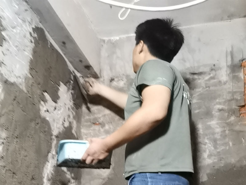 廁所墻面貼磚維修：1、 衛(wèi)生間墻面在施工前清理墻面的各類污物，用泥刀先批墻，后用水泥漿找平，防止瓷磚貼后有空鼓現(xiàn)象。 2、 衛(wèi)生間內(nèi)會(huì)防止抽風(fēng)機(jī)、安裝吊頂?shù)?，所以高度要特別注意，其次是墻磚與地磚的尺寸要互相對(duì)應(yīng)，不能有太大的差異，最后根據(jù)高度、尺寸與整體效果來確定鋪貼方法，如果統(tǒng)一墻面瓷磚不同，大尺寸瓷磚從下往上貼，小尺寸從上往下貼。 3、配料將清水逐量加入粉狀粘結(jié)劑內(nèi)，按照說明書上一定的比例調(diào)配。攪拌調(diào)和將粘結(jié)劑漿料攪拌至潤(rùn)滑均勻，無明顯塊狀或糊涂結(jié)狀，將攪拌后施工漿料靜置5—10分鐘，然后再稍加攪拌1—2分鐘，就可以使用了。 4、把剛剛攪拌好的粘結(jié)劑漿料均勻的刮到墻上，讓漿料與瓷磚背面的充分接觸。留縫大小調(diào)整根據(jù)瓷磚的尺寸，在磚與磚之間預(yù)留相應(yīng)尺寸的縫隙留待嵌縫?？捎醚篮灥认裙潭āＳ脤I(yè)測(cè)量?jī)x，來檢查貼后瓷磚的平整度。鋪貼完成后可以用薄膜來加以保護(hù)。