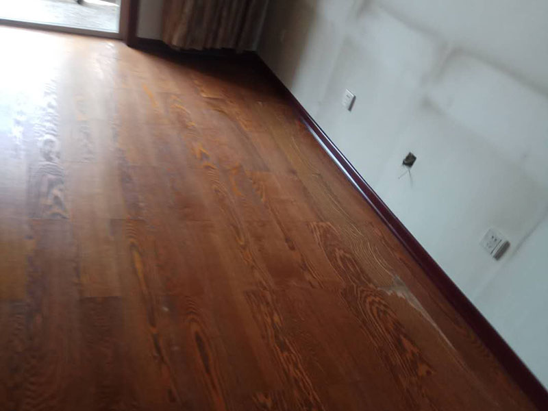 客廳木地板鋪貼：首先大家應(yīng)對是施工地進(jìn)行清理，把無關(guān)的東西都移出去，并且把地面上的垃圾清掃干凈，包括每一個(gè)角落。然后對地面進(jìn)行找平，水平誤差不能超過2mm，超過的話就要想辦法找平了。地面要是不平，地板鋪好后腳感當(dāng)然也就不好了。 木地板遇潮后易起拱、變形,為了避免這種情況,大家需要對地面進(jìn)行防潮處理。常見的處理方法是在地面上鋪防潮層，這樣可以防止以后地板受潮。防潮層要鋪平，接縫處要并攏。 為了讓地板鋪出來的效果更加的美觀，大家最好先預(yù)鋪下，將部分地板一分為二，要根據(jù)尺寸來鋸，萬一鋸多了，地板損耗就大了。在鋸地板前可以將地板全部打開包，挑出有問題或瑕疵的地板來鋸，這樣可以有效將局部有問題的地板充分利用，不產(chǎn)生過大損耗。千萬不要上來就拿好地板來鋸，那會增加損耗的。鋸地板的地點(diǎn)務(wù)必要選在陽臺等有瓷磚好打理衛(wèi)生的地方，否則飛濺的木灰會無孔不入的進(jìn)入任何地方，很難清潔。