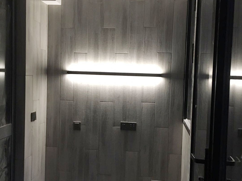 全屋燈具安裝布線：安裝軌道，如果頂部直接為木板或有鐵龍骨可以du直接打釘打眼的，就直接可以把軌道安裝上。定位打好孔后，裝上軌道固定螺絲。 拆開已經(jīng)固定好的軌道頂端的電源保護蓋，用工具接上電源線，注意安全使用工具。將軌道燈底座的卡頭擰平，對準軌道內(nèi)凹槽，將軌道燈底座塞入滑道內(nèi)，稍微用點力，嚴絲合縫后，擰下卡頭旋轉(zhuǎn)的把手，一定要擰到位固定好后，左右滑動一下，看是否固定好。 安裝完畢，打開，根據(jù)投射目標的位置，調(diào)整軌道射燈水平及垂直的角度，保證軌道射燈能充分有效地投射被照物。