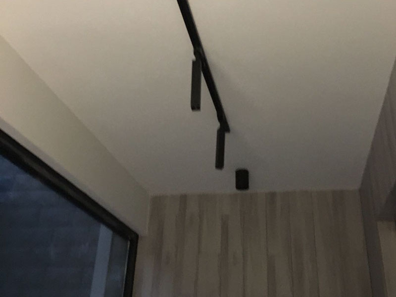全屋燈具安裝布線：安裝軌道，如果頂部直接為木板或有鐵龍骨可以du直接打釘打眼的，就直接可以把軌道安裝上。定位打好孔后，裝上軌道固定螺絲。 拆開已經(jīng)固定好的軌道頂端的電源保護蓋，用工具接上電源線，注意安全使用工具。將軌道燈底座的卡頭擰平，對準軌道內(nèi)凹槽，將軌道燈底座塞入滑道內(nèi)，稍微用點力，嚴絲合縫后，擰下卡頭旋轉(zhuǎn)的把手，一定要擰到位固定好后，左右滑動一下，看是否固定好。 安裝完畢，打開，根據(jù)投射目標的位置，調(diào)整軌道射燈水平及垂直的角度，保證軌道射燈能充分有效地投射被照物。
