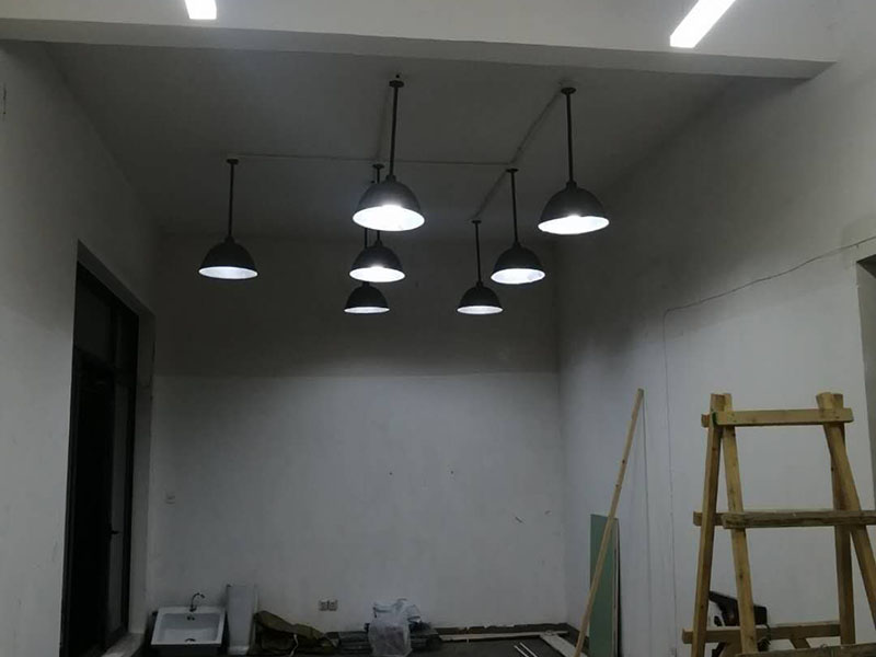全屋燈具安裝布線：安裝軌道，如果頂部直接為木板或有鐵龍骨可以du直接打釘打眼的，就直接可以把軌道安裝上。定位打好孔后，裝上軌道固定螺絲。 拆開已經(jīng)固定好的軌道頂端的電源保護蓋，用工具接上電源線，注意安全使用工具。將軌道燈底座的卡頭擰平，對準軌道內(nèi)凹槽，將軌道燈底座塞入滑道內(nèi)，稍微用點力，嚴絲合縫后，擰下卡頭旋轉(zhuǎn)的把手，一定要擰到位固定好后，左右滑動一下，看是否固定好。 安裝完畢，打開，根據(jù)投射目標的位置，調(diào)整軌道射燈水平及垂直的角度，保證軌道射燈能充分有效地投射被照物。