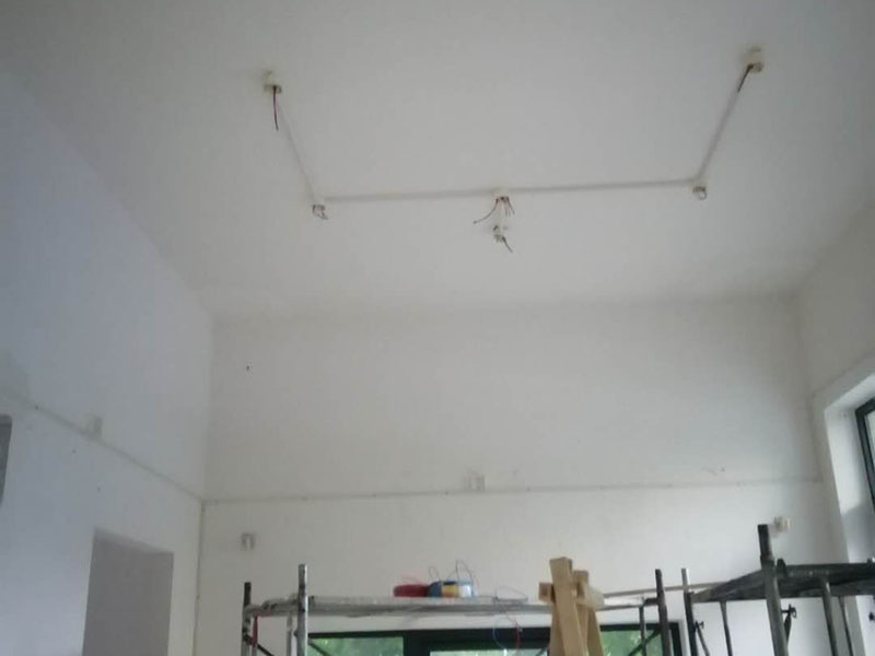 全屋燈具安裝布線：安裝軌道，如果頂部直接為木板或有鐵龍骨可以du直接打釘打眼的，就直接可以把軌道安裝上。定位打好孔后，裝上軌道固定螺絲。 拆開已經(jīng)固定好的軌道頂端的電源保護蓋，用工具接上電源線，注意安全使用工具。將軌道燈底座的卡頭擰平，對準軌道內(nèi)凹槽，將軌道燈底座塞入滑道內(nèi)，稍微用點力，嚴絲合縫后，擰下卡頭旋轉(zhuǎn)的把手，一定要擰到位固定好后，左右滑動一下，看是否固定好。 安裝完畢，打開，根據(jù)投射目標的位置，調(diào)整軌道射燈水平及垂直的角度，保證軌道射燈能充分有效地投射被照物。