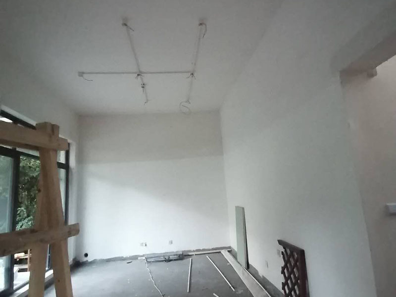 全屋燈具安裝布線：安裝軌道，如果頂部直接為木板或有鐵龍骨可以du直接打釘打眼的，就直接可以把軌道安裝上。定位打好孔后，裝上軌道固定螺絲。 拆開已經(jīng)固定好的軌道頂端的電源保護蓋，用工具接上電源線，注意安全使用工具。將軌道燈底座的卡頭擰平，對準軌道內(nèi)凹槽，將軌道燈底座塞入滑道內(nèi)，稍微用點力，嚴絲合縫后，擰下卡頭旋轉(zhuǎn)的把手，一定要擰到位固定好后，左右滑動一下，看是否固定好。 安裝完畢，打開，根據(jù)投射目標的位置，調(diào)整軌道射燈水平及垂直的角度，保證軌道射燈能充分有效地投射被照物。