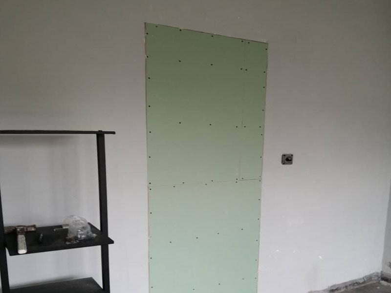 墻面封門洞維修：用青磚或紅磚進行壘墻，外面在抹灰找平批膩子處理 用木龍骨打框架，石膏板飾面，外面批膩子找平刷漆等進行處理