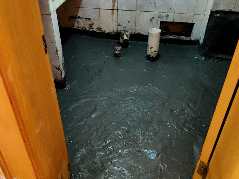 衛(wèi)生間丙綸防水:刷第一遍防水涂料。施工前確保工地干凈、干燥，防水涂料要涂滿，無遺漏，與基層結合牢固，無裂紋，無氣泡，無脫落現(xiàn)象。涂刷高度一致，厚度要達到產(chǎn)品規(guī)定要求?！?刷第二遍防水涂料。注意、第二遍防水涂料間需要有一定時間間隔，待遍涂料干透后才能進行第二遍，具體時間視涂料而定。間隔時間太短，防水的效果會大打折扣。 鋪保護層。為防止之后的施工破壞防水層，需在防水涂料表面鋪上保護層。保護層要完全覆蓋防水層，無遺漏，與基層結合牢固，無裂紋，無氣泡，無脫落現(xiàn)象。 閉水試驗。閉水試驗時，地面點的水線不能低于2厘米，保存至少24小時，觀察無滲漏現(xiàn)象后方算合格。如有滲漏，需重做，切莫不能疏忽大意。