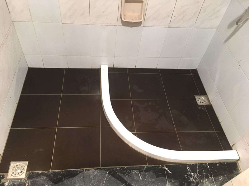 衛(wèi)生間裝修改造:既然是改造，肯定是對(duì)衛(wèi)生間的格局或是衛(wèi)浴設(shè)施、地磚、墻磚等地方不滿(mǎn)意，但在改造之前你需要將這些不滿(mǎn)意的地方進(jìn)行拆除，且拆除之后的垃圾也要及時(shí)清理，避免阻礙施工進(jìn)程。將不需要或是不滿(mǎn)意的地方進(jìn)行拆除后，留下的成品需要進(jìn)行施工保護(hù)，防止磕碰到，還可防止被上面的重物或是棱角碰壞。水電改造可謂是改造衛(wèi)生間的重點(diǎn)，衛(wèi)生間原有的水電路管線(xiàn)往往有許多不合理的布局，所以在改造過(guò)程中要對(duì)原有的水電路進(jìn)行徹查，看是否存在銹蝕、老化等情況，若有，則需要更換新的電路、水路，如果線(xiàn)路良好，且沒(méi)有多大的問(wèn)題，則只需要添加刪減線(xiàn)路就可以了。同時(shí)在改造的時(shí)候最好能做到以后維修和保養(yǎng)都比較方便，然后將其做好隱蔽處理。