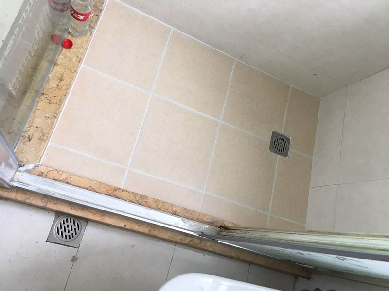 衛(wèi)生間裝修改造:既然是改造，肯定是對(duì)衛(wèi)生間的格局或是衛(wèi)浴設(shè)施、地磚、墻磚等地方不滿(mǎn)意，但在改造之前你需要將這些不滿(mǎn)意的地方進(jìn)行拆除，且拆除之后的垃圾也要及時(shí)清理，避免阻礙施工進(jìn)程。將不需要或是不滿(mǎn)意的地方進(jìn)行拆除后，留下的成品需要進(jìn)行施工保護(hù)，防止磕碰到，還可防止被上面的重物或是棱角碰壞。水電改造可謂是改造衛(wèi)生間的重點(diǎn)，衛(wèi)生間原有的水電路管線(xiàn)往往有許多不合理的布局，所以在改造過(guò)程中要對(duì)原有的水電路進(jìn)行徹查，看是否存在銹蝕、老化等情況，若有，則需要更換新的電路、水路，如果線(xiàn)路良好，且沒(méi)有多大的問(wèn)題，則只需要添加刪減線(xiàn)路就可以了。同時(shí)在改造的時(shí)候最好能做到以后維修和保養(yǎng)都比較方便，然后將其做好隱蔽處理。