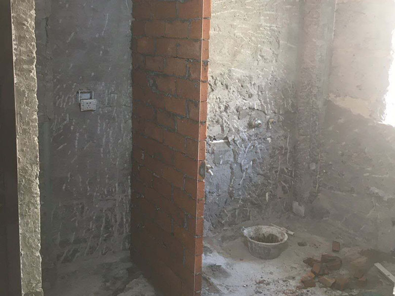 衛(wèi)生間裝修改造:既然是改造，肯定是對(duì)衛(wèi)生間的格局或是衛(wèi)浴設(shè)施、地磚、墻磚等地方不滿(mǎn)意，但在改造之前你需要將這些不滿(mǎn)意的地方進(jìn)行拆除，且拆除之后的垃圾也要及時(shí)清理，避免阻礙施工進(jìn)程。將不需要或是不滿(mǎn)意的地方進(jìn)行拆除后，留下的成品需要進(jìn)行施工保護(hù)，防止磕碰到，還可防止被上面的重物或是棱角碰壞。水電改造可謂是改造衛(wèi)生間的重點(diǎn)，衛(wèi)生間原有的水電路管線(xiàn)往往有許多不合理的布局，所以在改造過(guò)程中要對(duì)原有的水電路進(jìn)行徹查，看是否存在銹蝕、老化等情況，若有，則需要更換新的電路、水路，如果線(xiàn)路良好，且沒(méi)有多大的問(wèn)題，則只需要添加刪減線(xiàn)路就可以了。同時(shí)在改造的時(shí)候最好能做到以后維修和保養(yǎng)都比較方便，然后將其做好隱蔽處理。