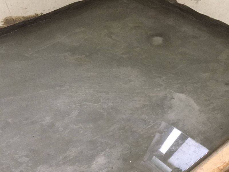 衛(wèi)生間裝修改造:既然是改造，肯定是對(duì)衛(wèi)生間的格局或是衛(wèi)浴設(shè)施、地磚、墻磚等地方不滿(mǎn)意，但在改造之前你需要將這些不滿(mǎn)意的地方進(jìn)行拆除，且拆除之后的垃圾也要及時(shí)清理，避免阻礙施工進(jìn)程。將不需要或是不滿(mǎn)意的地方進(jìn)行拆除后，留下的成品需要進(jìn)行施工保護(hù)，防止磕碰到，還可防止被上面的重物或是棱角碰壞。水電改造可謂是改造衛(wèi)生間的重點(diǎn)，衛(wèi)生間原有的水電路管線(xiàn)往往有許多不合理的布局，所以在改造過(guò)程中要對(duì)原有的水電路進(jìn)行徹查，看是否存在銹蝕、老化等情況，若有，則需要更換新的電路、水路，如果線(xiàn)路良好，且沒(méi)有多大的問(wèn)題，則只需要添加刪減線(xiàn)路就可以了。同時(shí)在改造的時(shí)候最好能做到以后維修和保養(yǎng)都比較方便，然后將其做好隱蔽處理。