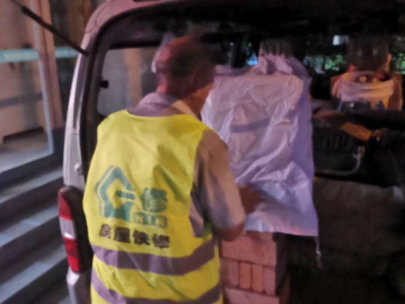 砌磚封門洞:首先準(zhǔn)備好材料，門洞一定要做頂梁，所以鋼筋不能少。沙子要中沙、河沙。水泥注意保質(zhì)期。磚最好用輕質(zhì)磚。一般門洞留90公分，如果門是定制的或特殊門，根據(jù)門的尺寸來(lái)定門洞寬度。攪拌好水泥沙后，開(kāi)始砌墻。要先訂好門洞兩邊的磚的位置，先砌好他們，再在此基礎(chǔ)上砌就很快了。砌到2米的高度（特殊門根據(jù)尺寸特定），門洞要收口，需要做門洞梁。用水泥澆灌梁，中間鋼筋做骨。做好門洞梁后，繼續(xù)上面砌磚，做好整面墻。