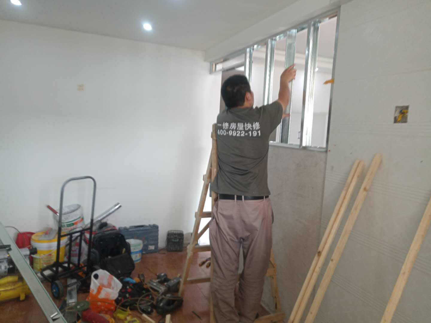 客廳隔斷安裝：注意龍骨架的穩(wěn)固，一般要加設(shè)龍骨架，滿足重物的需求，在龍骨架固定前要涂刷防火防腐涂料，一是為了防火防腐，二是為了完全遮掩龍骨；木方花格隔斷端部的石膏板與周圍的墻體或者是柱子應(yīng)留3-5mm的槽口，施工時(shí)先在槽口處加注嵌縫膏，然后鋪板，擠壓嵌縫膏使其和鄰近表層緊緊接觸，以防出現(xiàn)后期的不密合現(xiàn)象。