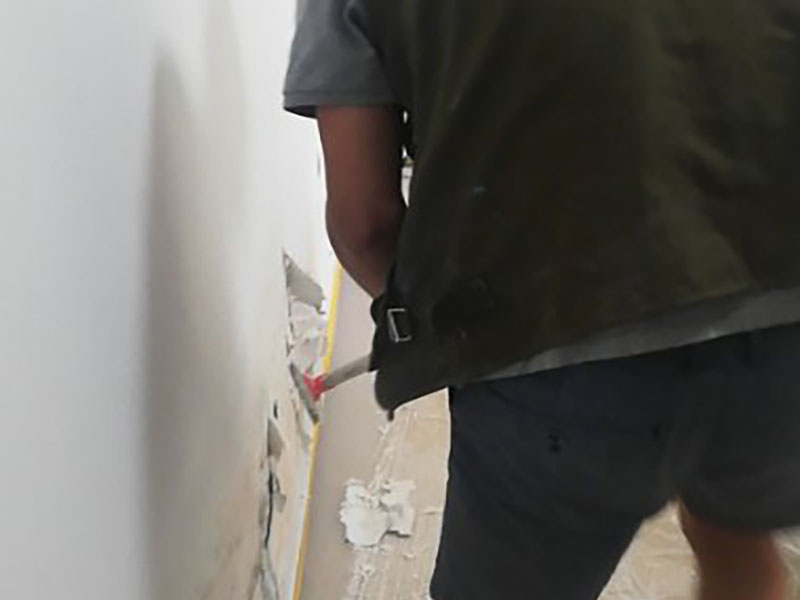 墻面脫皮翻新：先用鏟子把墻面因潮濕起皮的墻面至水泥層，清理施工面污物，粉塵等，保持干凈干燥。之后用隔離劑涂刷于水泥面2-3遍，每遍間隔3小時左右，隔離劑可以起到防潮防堿的效果，防止后續(xù)再出現(xiàn)潮濕起堿問題。隔天干后使用耐水膩子膏把墻面修補完整，4-6小時表干后，用砂紙把墻面打磨平整。待隔天膩子膏干后，清理表面粉塵，涂刷乳膠漆2-3遍，每遍間隔3小時左右，涂刷乳膠漆是為了使墻面平整，美白，沒有粉塵效果。