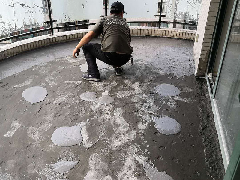 陽臺瓷磚拆除重鋪：準備粘結劑前，瓷磚不應浸水，但要用鋼絲刷除去磚背面的松散物質，并用濕布抹去磚背的浮塵。然后按照生產(chǎn)商建議的比例將水或乳液放到攪拌桶中攪拌直至粘結劑均勻無結塊。 在鋪壓瓷磚前，在瓷磚背面也批一薄層粘結劑。這種雙批法雖然用的材料和工時比較多，但卻能夠保證粘貼的質量和耐久性。 在粘結劑量置晾時間內，將準備好的瓷磚鋪壓到位，垂直于梳理方向輕微搓動以排出磚下的空氣。鋪貼到位后用橡皮錘輕擊，用尺寸合適的十字定位架來調整表面平整度及接縫的平直。 鋪設好的磚面應該及時清理干凈，特別是去除殘留其上的粘結劑。合格的粘結劑干硬后即使在陶瓷磚面上也不易被清除掉。清理好的瓷磚面應該立即擺放標識進行隔離，避免污染或擾動，直到下一個填縫工序。