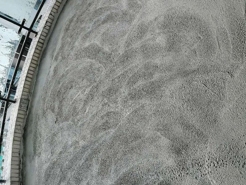 陽臺瓷磚拆除重鋪：準備粘結劑前，瓷磚不應浸水，但要用鋼絲刷除去磚背面的松散物質，并用濕布抹去磚背的浮塵。然后按照生產(chǎn)商建議的比例將水或乳液放到攪拌桶中攪拌直至粘結劑均勻無結塊。 在鋪壓瓷磚前，在瓷磚背面也批一薄層粘結劑。這種雙批法雖然用的材料和工時比較多，但卻能夠保證粘貼的質量和耐久性。 在粘結劑量置晾時間內，將準備好的瓷磚鋪壓到位，垂直于梳理方向輕微搓動以排出磚下的空氣。鋪貼到位后用橡皮錘輕擊，用尺寸合適的十字定位架來調整表面平整度及接縫的平直。 鋪設好的磚面應該及時清理干凈，特別是去除殘留其上的粘結劑。合格的粘結劑干硬后即使在陶瓷磚面上也不易被清除掉。清理好的瓷磚面應該立即擺放標識進行隔離，避免污染或擾動，直到下一個填縫工序。