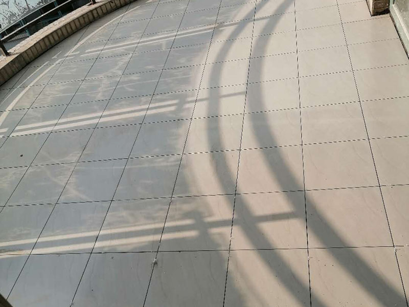 陽臺瓷磚拆除重鋪：準備粘結劑前，瓷磚不應浸水，但要用鋼絲刷除去磚背面的松散物質，并用濕布抹去磚背的浮塵。然后按照生產(chǎn)商建議的比例將水或乳液放到攪拌桶中攪拌直至粘結劑均勻無結塊。 在鋪壓瓷磚前，在瓷磚背面也批一薄層粘結劑。這種雙批法雖然用的材料和工時比較多，但卻能夠保證粘貼的質量和耐久性。 在粘結劑量置晾時間內，將準備好的瓷磚鋪壓到位，垂直于梳理方向輕微搓動以排出磚下的空氣。鋪貼到位后用橡皮錘輕擊，用尺寸合適的十字定位架來調整表面平整度及接縫的平直。 鋪設好的磚面應該及時清理干凈，特別是去除殘留其上的粘結劑。合格的粘結劑干硬后即使在陶瓷磚面上也不易被清除掉。清理好的瓷磚面應該立即擺放標識進行隔離，避免污染或擾動，直到下一個填縫工序。