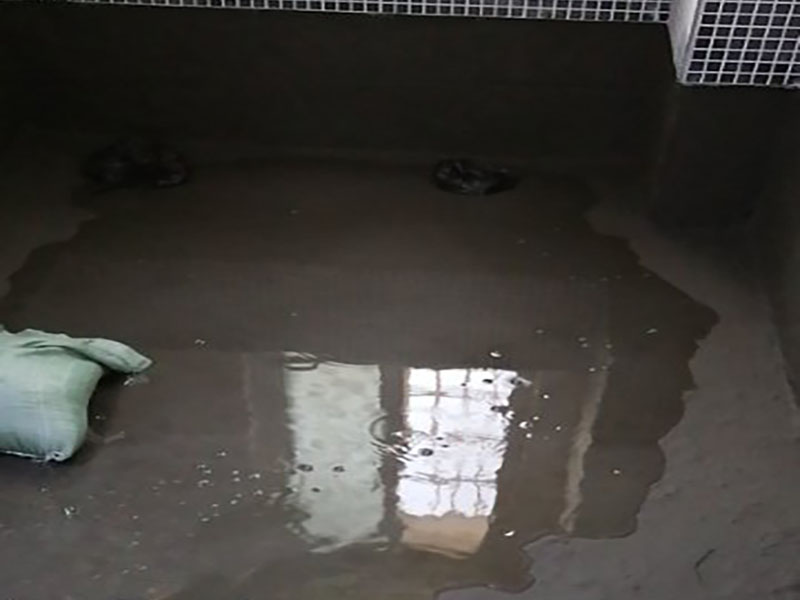 浴室防水貼磚裝修：一是墻磚應(yīng)從下向上鋪貼,且一面墻不能一次貼到頂,接縫一般為1~3毫米; 二是鋪貼前要先處理墻面的平整,處理裂縫; 三是粘結(jié)材料的涂抹要中間稍高于四周,用橡膠錘敲擊表面以固定,這樣一來可以避免空氣積存于粘結(jié)層中。同時要進行水平檢測; 四是粘結(jié)材料要挑和適當,一般墻面水泥與沙比例為1:4,地面水泥與沙比例為1:32. 地面要打平。有一些土建地面是不平的,遇到這種情況大家應(yīng)該把不平的地方用水泥沙漿鋪平。鋪設(shè)時可以用不同的色彩的瓷磚(較深色的)把周圍框起來,而框內(nèi)的瓷磚用較淺色的。當然,廚房跟廁所的地面一定要有傾斜度,這樣是為了方便排水