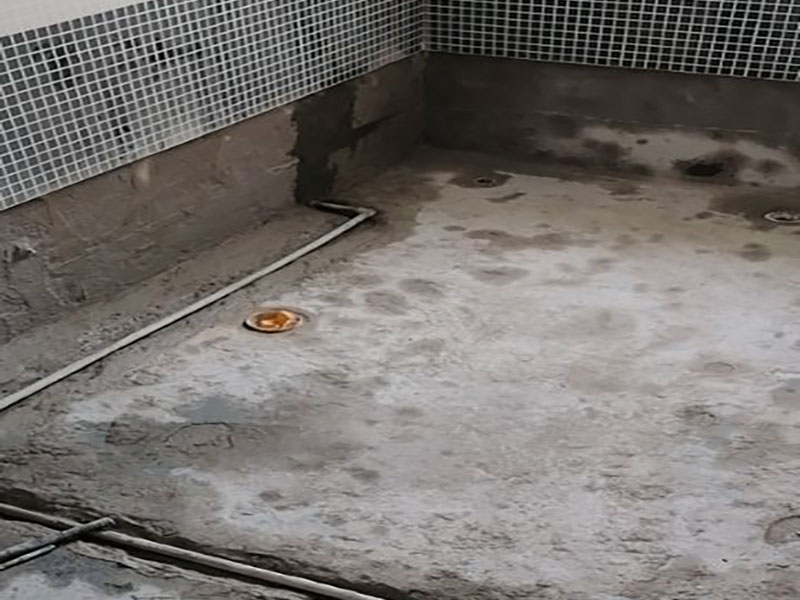 浴室防水貼磚裝修：一是墻磚應(yīng)從下向上鋪貼,且一面墻不能一次貼到頂,接縫一般為1~3毫米; 二是鋪貼前要先處理墻面的平整,處理裂縫; 三是粘結(jié)材料的涂抹要中間稍高于四周,用橡膠錘敲擊表面以固定,這樣一來可以避免空氣積存于粘結(jié)層中。同時要進行水平檢測; 四是粘結(jié)材料要挑和適當,一般墻面水泥與沙比例為1:4,地面水泥與沙比例為1:32. 地面要打平。有一些土建地面是不平的,遇到這種情況大家應(yīng)該把不平的地方用水泥沙漿鋪平。鋪設(shè)時可以用不同的色彩的瓷磚(較深色的)把周圍框起來,而框內(nèi)的瓷磚用較淺色的。當然,廚房跟廁所的地面一定要有傾斜度,這樣是為了方便排水