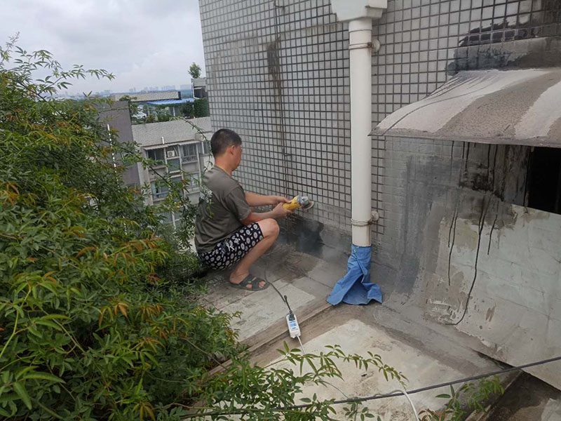 窗戶外墻防水切割：1、外墻防水不建議用防水涂料，防水涂料施工后需要做一層保護層；2、防水需要在水泥基面施工，如果貼了瓷磚，還需要把瓷磚鏟除再施工；3、外墻防水最好使用砂漿防水劑，做好后可以與原有的水泥基面形成一個整體，且不會被雨水中的酸、堿等物質破壞。