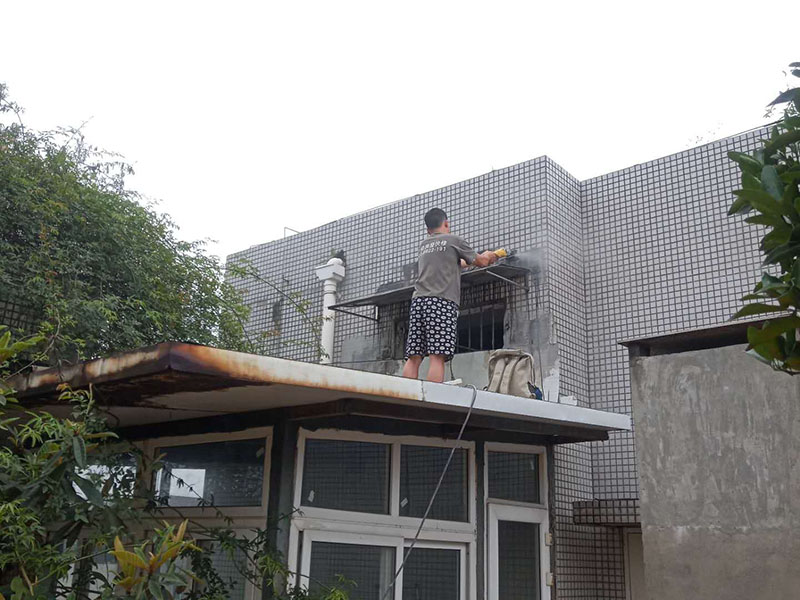 窗戶外墻防水切割：1、外墻防水不建議用防水涂料，防水涂料施工后需要做一層保護層；2、防水需要在水泥基面施工，如果貼了瓷磚，還需要把瓷磚鏟除再施工；3、外墻防水最好使用砂漿防水劑，做好后可以與原有的水泥基面形成一個整體，且不會被雨水中的酸、堿等物質破壞。