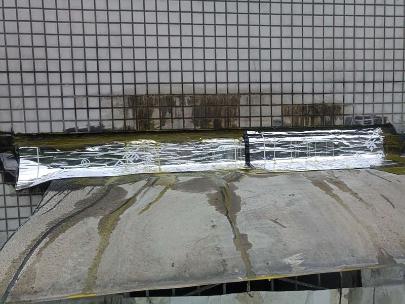 露臺頂面防水:將原防水層鏟除之后，再找平，將原來下部保溫層里存的水進(jìn)行排干，設(shè)一些排氣孔做排氣措施，將保溫層里的水分排干。 把基面處理成堅(jiān)固、平整、干凈，無灰塵、油膩、蠟等以及其它碎屑物質(zhì)；基面有孔隙、裂縫、不平等缺陷的，須預(yù)先用水泥砂漿修補(bǔ)抹平，確?；娉浞譂駶櫍珶o明水，有泛水坡度。 防水材料建議選擇柔嫩型的聚合物水泥基防水涂/漿料，這類產(chǎn)品是水性涂料、無毒無害無污染、和水泥基材粘接緊密、使用壽命長、防水效果強(qiáng)。 做好坡度3°的排水坡；柔韌型的防水涂料前后兩次呈“十”字涂刷兩遍，總厚度不超過2㎜。