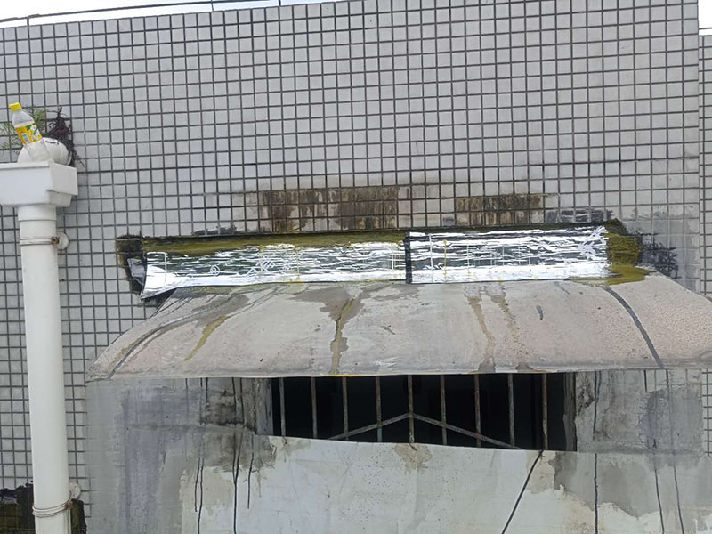 露臺頂面防水:將原防水層鏟除之后，再找平，將原來下部保溫層里存的水進(jìn)行排干，設(shè)一些排氣孔做排氣措施，將保溫層里的水分排干。 把基面處理成堅(jiān)固、平整、干凈，無灰塵、油膩、蠟等以及其它碎屑物質(zhì)；基面有孔隙、裂縫、不平等缺陷的，須預(yù)先用水泥砂漿修補(bǔ)抹平，確?；娉浞譂駶櫍珶o明水，有泛水坡度。 防水材料建議選擇柔嫩型的聚合物水泥基防水涂/漿料，這類產(chǎn)品是水性涂料、無毒無害無污染、和水泥基材粘接緊密、使用壽命長、防水效果強(qiáng)。 做好坡度3°的排水坡；柔韌型的防水涂料前后兩次呈“十”字涂刷兩遍，總厚度不超過2㎜。