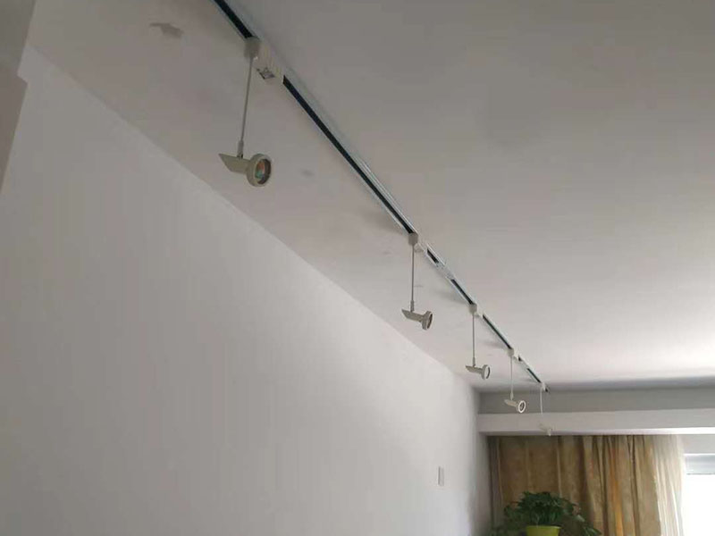 電路燈具安裝：不同類別的燈具，不同場(chǎng)所的其安裝方法可以有著萬(wàn)千差別的。但總結(jié)起來(lái)大的安裝燈具的流程可以歸納為：1，首先對(duì)需要安裝燈具的場(chǎng)所作照明需求設(shè)計(jì)-包括照度需求的設(shè)計(jì)，燈具類別的選用確定，照明電路規(guī)劃設(shè)計(jì)等； 2.做好設(shè)計(jì)后便是照明電路鋪設(shè)（包括布燈點(diǎn)位及其開關(guān)控制位置和方式的確定）這個(gè)過(guò)程可能需要與其它工程工序相配合進(jìn)行的，而且必須注意的是暫時(shí)不要讓線路接通電源，慎防意外 3.接下來(lái)就是開關(guān)制合的安裝，燈具的固定安裝后，一一反復(fù)檢查電路燈具安裝的正確，確保正確后再一個(gè)一個(gè)地試通電驗(yàn)證調(diào)試，確保與設(shè)計(jì)要求相符合