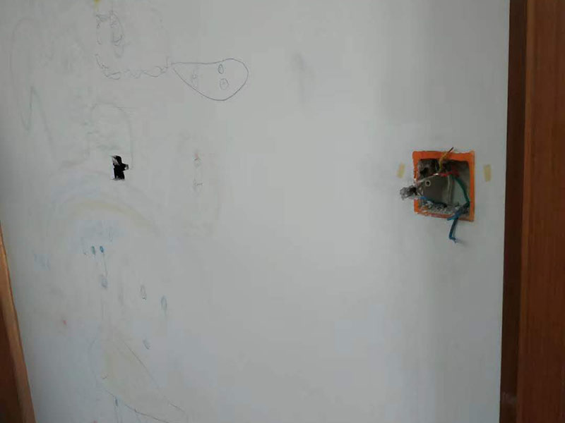 電路燈具安裝：不同類別的燈具，不同場(chǎng)所的其安裝方法可以有著萬(wàn)千差別的。但總結(jié)起來(lái)大的安裝燈具的流程可以歸納為：1，首先對(duì)需要安裝燈具的場(chǎng)所作照明需求設(shè)計(jì)-包括照度需求的設(shè)計(jì)，燈具類別的選用確定，照明電路規(guī)劃設(shè)計(jì)等； 2.做好設(shè)計(jì)后便是照明電路鋪設(shè)（包括布燈點(diǎn)位及其開關(guān)控制位置和方式的確定）這個(gè)過(guò)程可能需要與其它工程工序相配合進(jìn)行的，而且必須注意的是暫時(shí)不要讓線路接通電源，慎防意外 3.接下來(lái)就是開關(guān)制合的安裝，燈具的固定安裝后，一一反復(fù)檢查電路燈具安裝的正確，確保正確后再一個(gè)一個(gè)地試通電驗(yàn)證調(diào)試，確保與設(shè)計(jì)要求相符合
