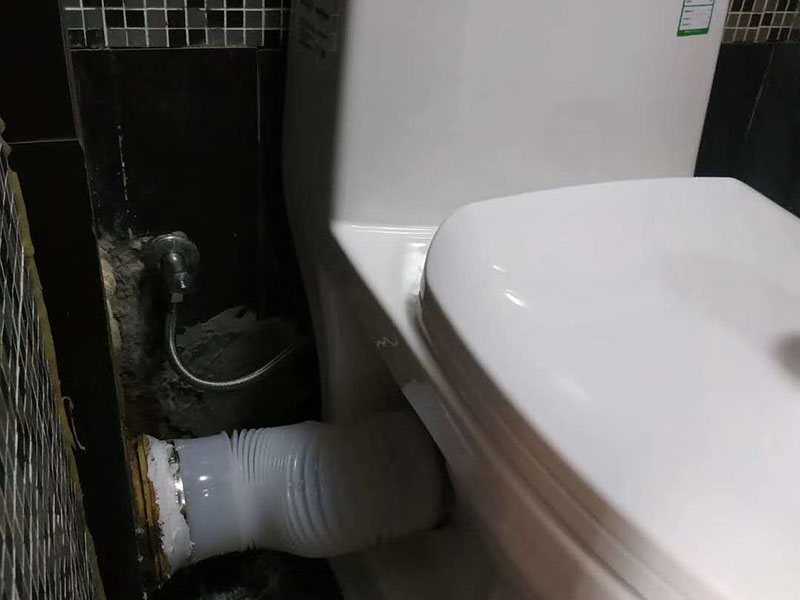 馬桶側(cè)水管安裝:先將之前的舊水管拆掉，先取下兩邊的固定物，在用鉗子將鐵絲擰好，接下來(lái)就是把管子取下來(lái)，舊水管長(zhǎng)時(shí)間使用了，一般都會(huì)出現(xiàn)老化的現(xiàn)象，這時(shí)候沒(méi)有彈性直接掰掉就可以了。 在通便管道的那頭接口，原本的膠皮還黏在上邊，這個(gè)時(shí)候就需要將這個(gè)原本的膠給敲掉。不然新管是不能套進(jìn)去的?？梢杂梅彩苛謥?lái)讓上面的銹跡化解掉。在套新管的還是比較難的，可以利用到剛剛的舊衣服來(lái)擦手，然后在慢慢套管的時(shí)候非常困難。廢舊衣物此時(shí)可以用來(lái)擦手。套管的時(shí)候需要先用鐵圈對(duì)膠皮管口進(jìn)行固定，不然對(duì)接上之后，就帶不上了。 到用舊衣服鋪在馬桶上，是因?yàn)槲覀冊(cè)诎惭b馬桶排水管的時(shí)候，需要接觸到馬桶，所以需要找些衣服來(lái)墊著，這樣就不會(huì)被馬桶擱的疼。如果是已經(jīng)將馬桶排水管安裝好，那就可以來(lái)試試沖水看看，如果是下水很順暢那就是安裝成功