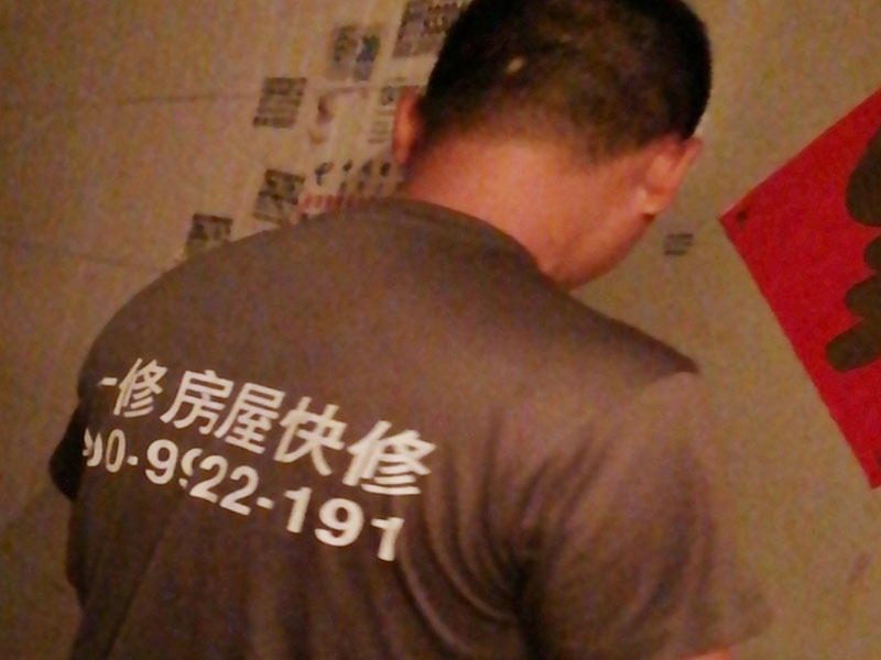 墻面粉刷翻新：在舊墻面上重新刷乳膠漆之前，一般先要對舊墻上的油污、浮灰、空鼓或裂紋等做處理，清除浮灰，鏟除起砂翹皮等部位，對油污的部位，應(yīng)先將原有涂層鏟除，不能鏟除應(yīng)徹底清洗干凈，墻面清理完畢，在用膩子批刮兩道。盡量用較細(xì)的砂紙，通常質(zhì)地較松軟的膩子用400-500號的砂紙，質(zhì)地較硬的用360-400號為佳，假如砂紙?zhí)值脑挄粝潞苌畹纳昂郏⑵崾茄谏w不掉的。打磨結(jié)束必定。墻面底漆很重要，特別對舊墻刷新來說，如果直接上面漆墻面容易起泡發(fā)霉，日照久了墻面顏色也容易出現(xiàn)變化。刷底漆時一定要注意刷勻，確保墻面每個地方都刷到。刷底漆時滾筒選擇也很重要，不好的滾筒涂刷效果較差，會直接影響到面漆效果。